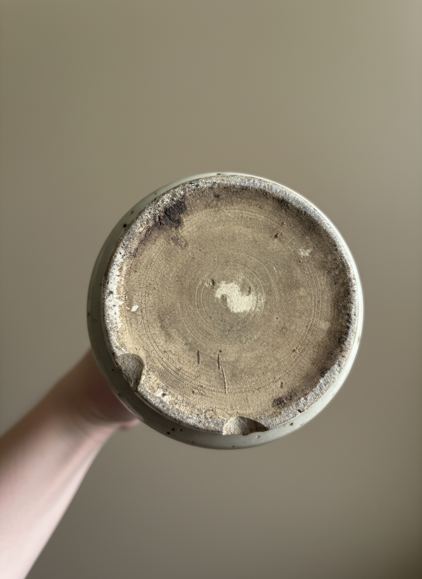 base of the second maiolica vase